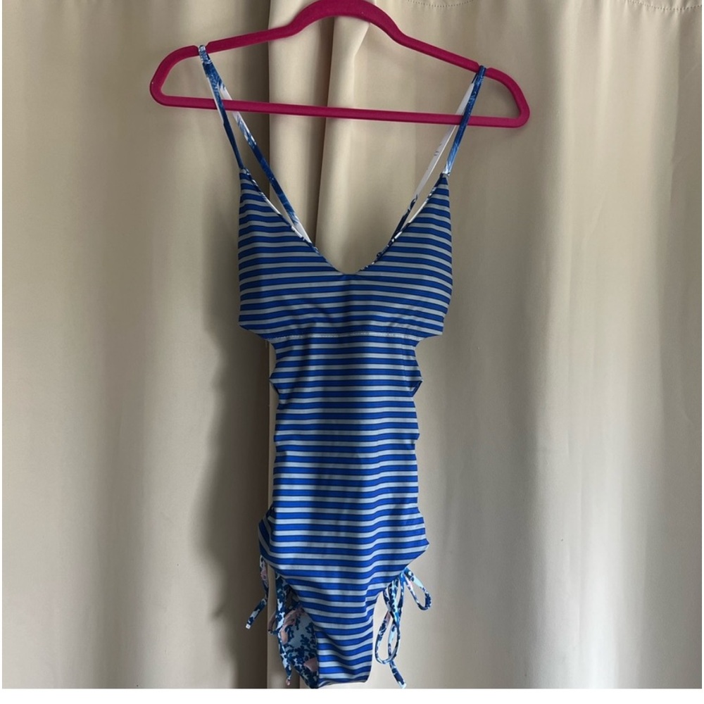 REVERSIBLE coconut tree pattern/striped bathing suit. Like new